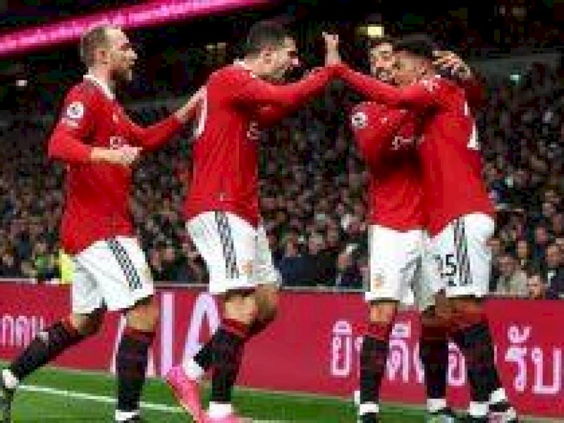 Pemain MU merayakan gol ke gawang Tottenham Hotspur. (int)