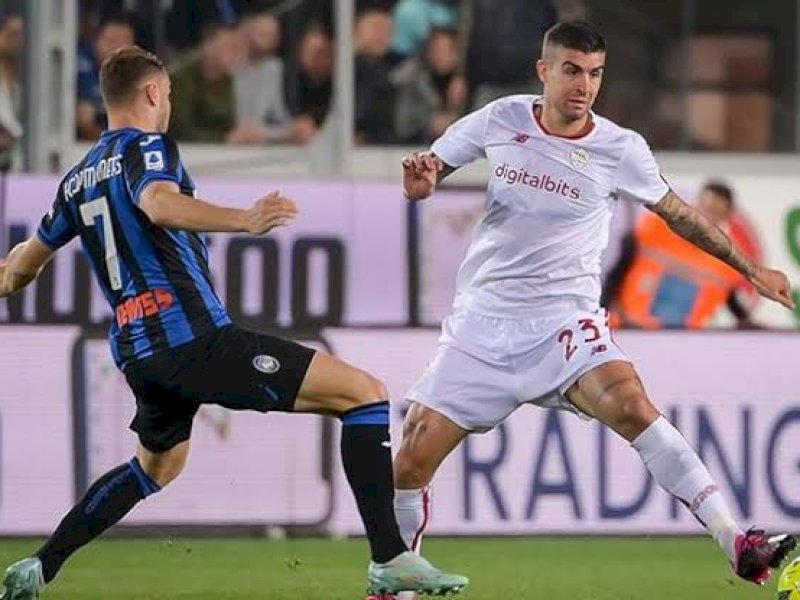 Pemain AS Roma berebut bola dengan person Atalanta. (int)