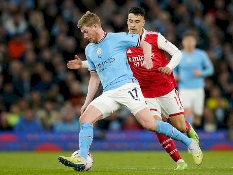Pemain Manc City berebut bola dengan pemain Arsenal. (int)