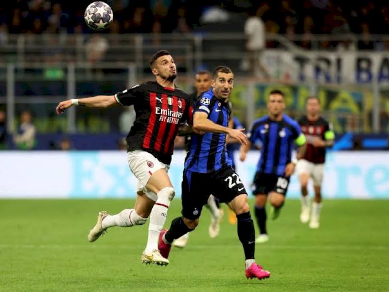 Pemain Inter Milan dan AC Milan berebut bola. (int) 