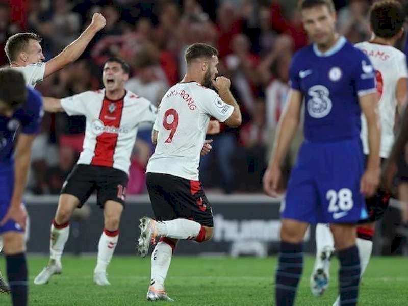 Pemain Chelsea tertunduk usai dibobol Southampton. (int) 