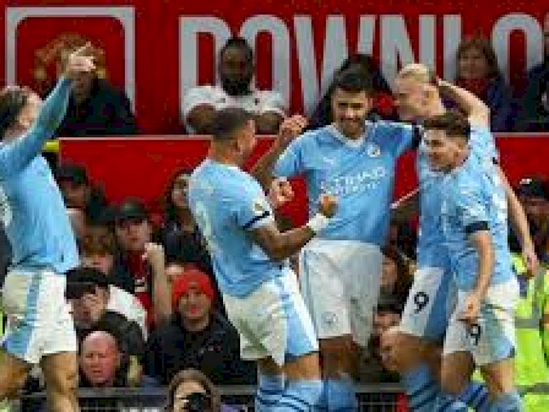 Pemain Man City melakukan selebrasi usai menjebol gawang MU. (int)