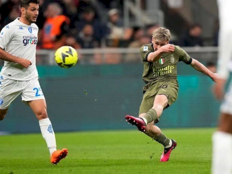 Pemain AC Milan melepas tembakan ke arag gawang Empoli. (int)