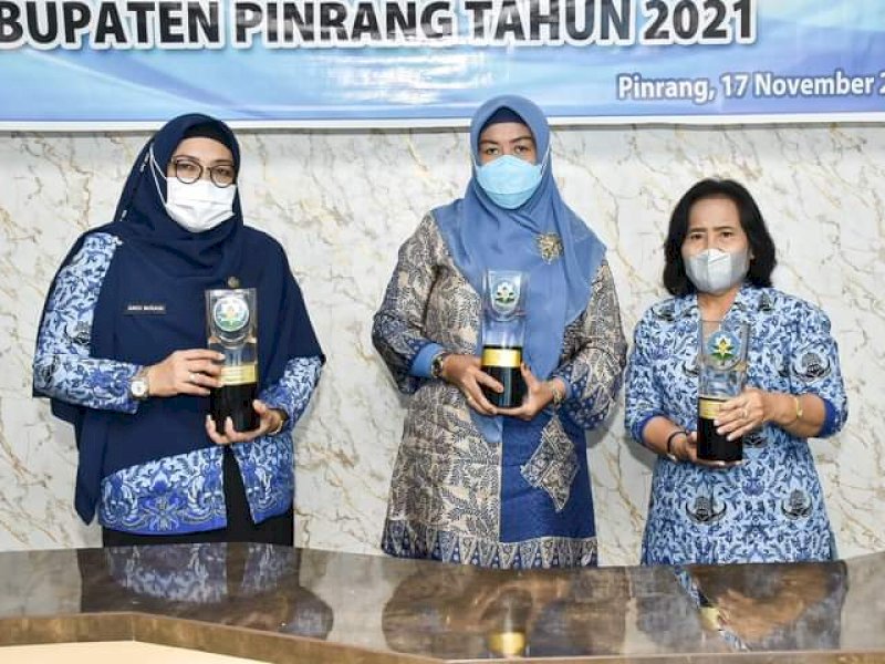 Andi Sri Widiyati Irwan, Ketua Tim Penggerak PKK Pinrang (Tengah) berpose bersama penghargaan yang diterima. (Foto: Ist)