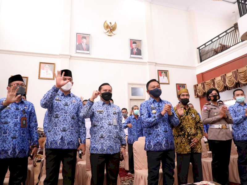 Bupati Ilham Azikin bersama sejumlah pejabat di Pemkab Bantaeng. (Foto: Ist)