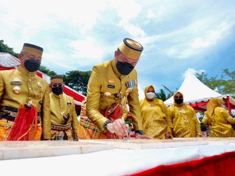Bupati Gowa Adnan Purichta Ichsan menandatangani sebuah prasasti disaksikan Wabup Gowa, Abd Rauf Malaganni. (Foto: Ist)