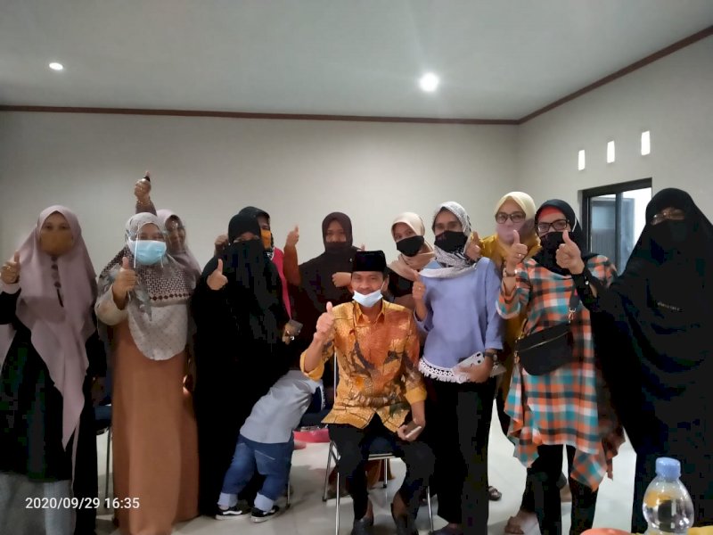 Thahar Rum bersama keluarga besar Hj Unjung. 