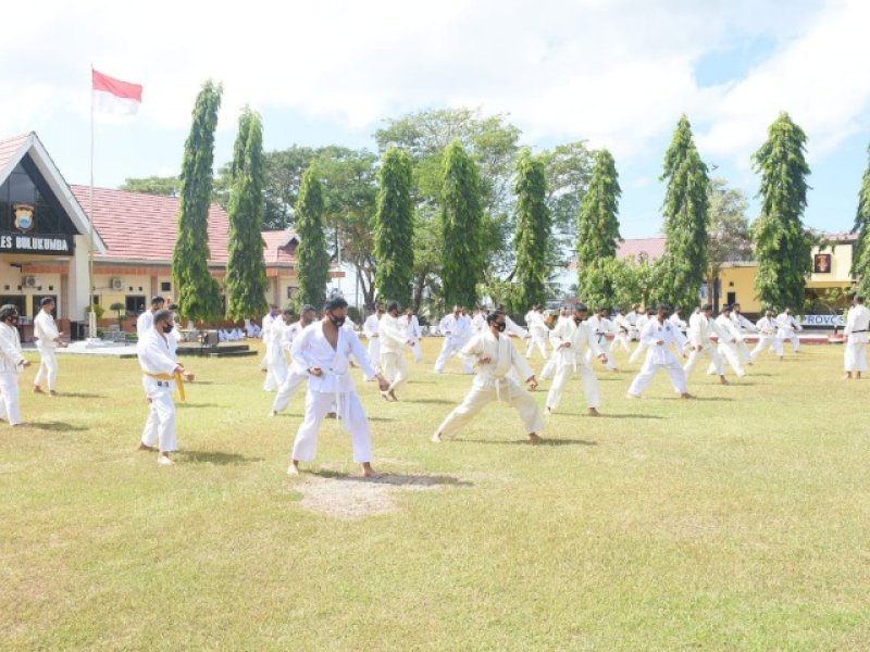 Personel Polres Bulukumba melakukan ujian beladiri untuk kenaikan pangkat.