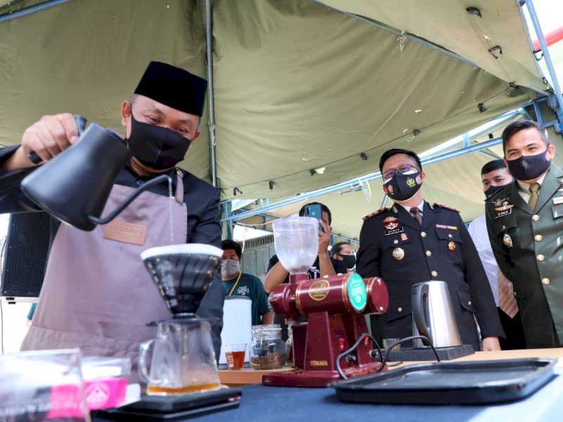Bupati Bantaeng Ilham Azikin terobsesi membuat brand kopi Bantaeng.