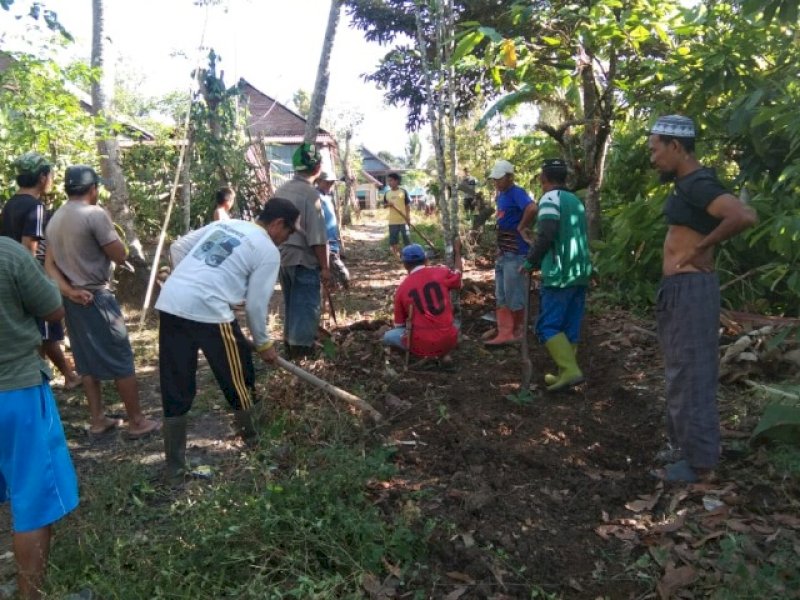 Gotong Royong masyarakat Desa Benteng Palioi untuk pembangunan jalan tani. 