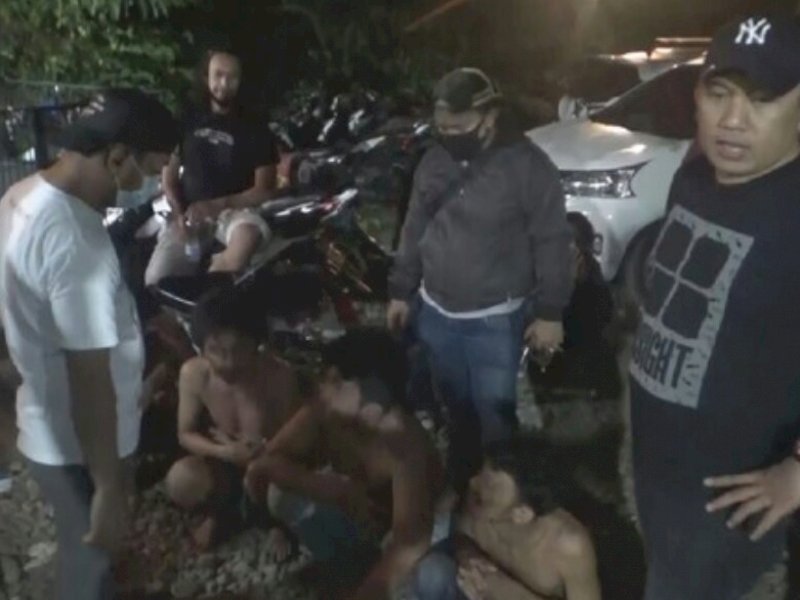 Pelaku pengeroyokan saat diamankan polisi. 