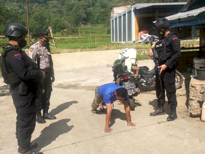 Pelanggar protokol kesehatan di Sopai saat diberi sanksi