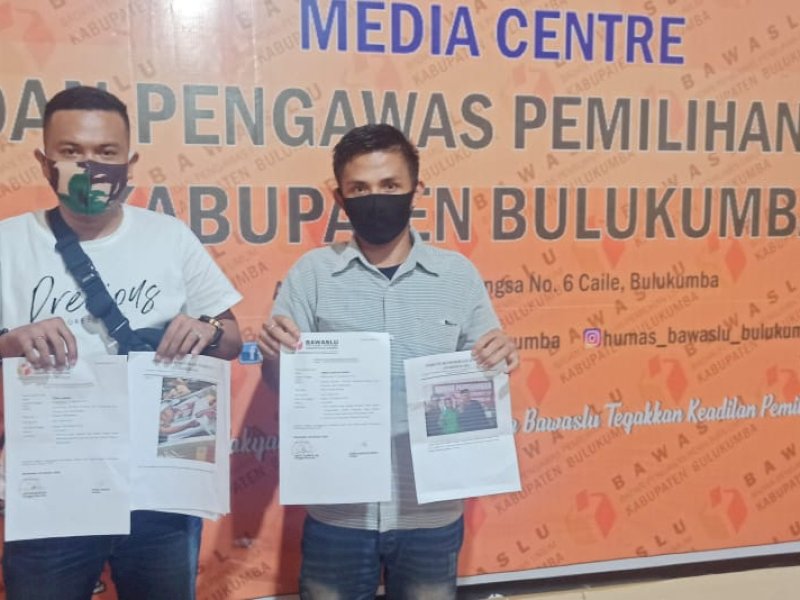 Forderak Bulukumba saat melaporkan Ketua APDESI dan Kasatpol PP ke Bawaslu. 
