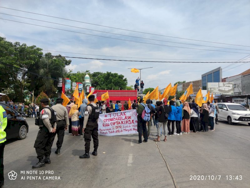 PMII Pangkep saat memblokade jalan Trans Sulawesi. 