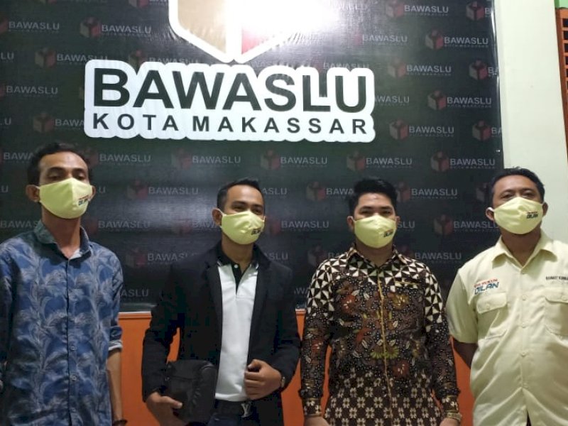Tim Hukum Dilan saat melapor ke Bawaslu Makassar