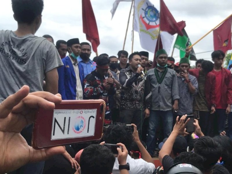 Ketua DPRD Bulukumba, H Rijal saat menemui massa aksi. 