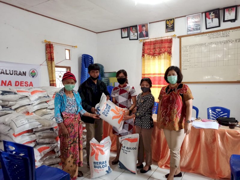 Penyerahan bantuan BSB di Lembang Panden. 