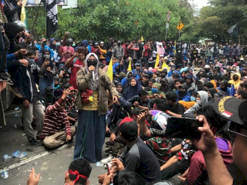 Aktivis Perempuan saat melakukan orasi di depan Gedung DPRD Bulukumba