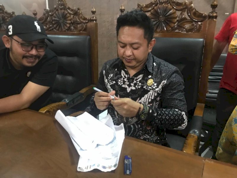 Ketua DPRD Bulukumba, Rijal usai menandatangani penolakan UU Cipta Kerja. 