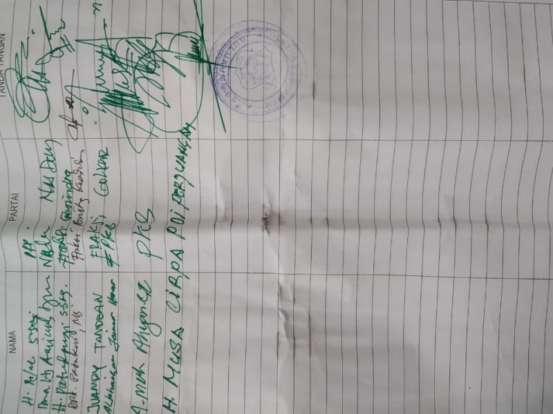 Ketua DPRD Bulukumba, Rijal usai menandatangani penolakan UU Cipta Kerja. 