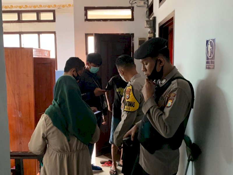 TKP penemuan mahasiswa yang tewas di kamar kostnya. 