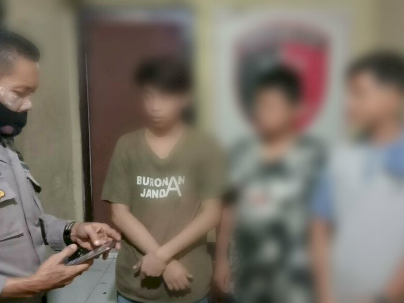 Remaja pelaku tawuran di Ablam-Karuwisi saat diamankan polisi. 