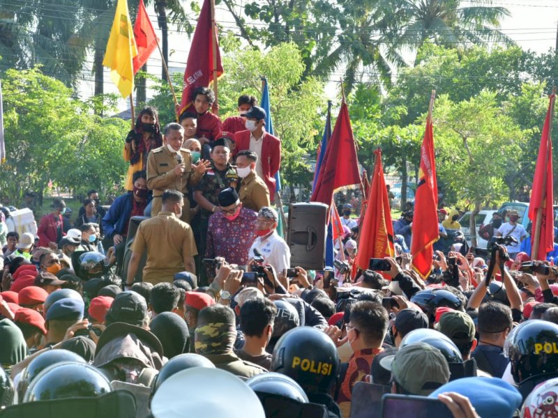 Gubernur Sulsel Nurdin Abdullah saat menemui para pengunjuk rasa. 