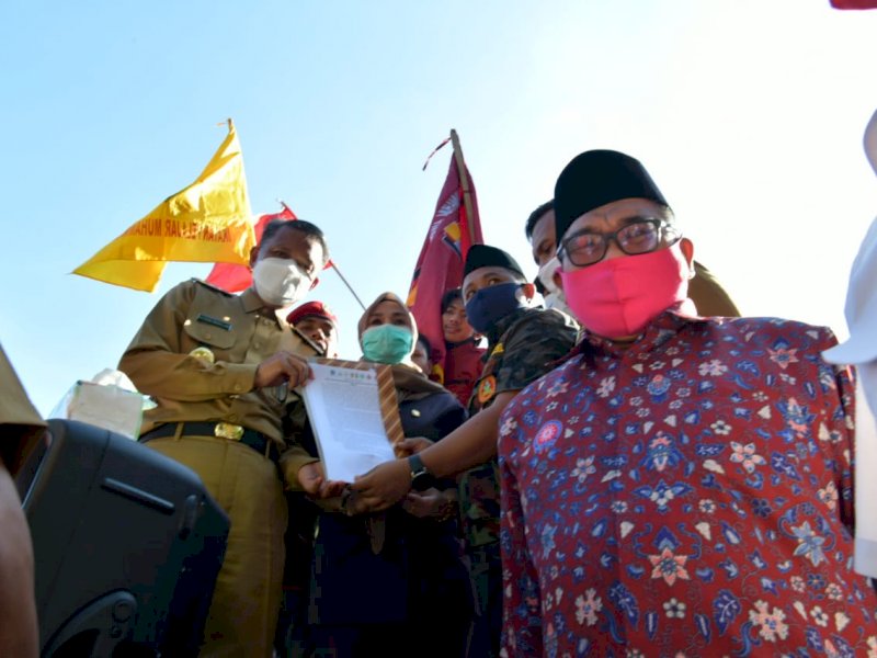 Gubernur Sulsel Nurdin Abdullah saat menemui para pengunjuk rasa. 