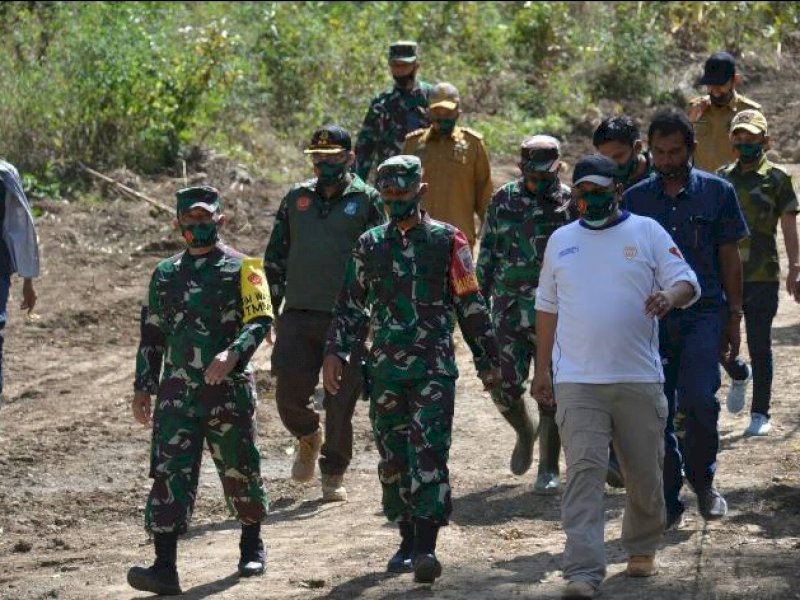 Kadispenad Brigjen TNI Nefra Firdaus saat meninjau pekerjaan fisik TMMD ke-109 di Bulukumba.