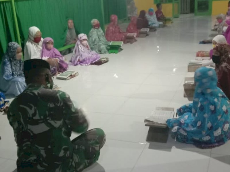 Satgas TMMD ke-109 Bulukumba saat mengajar anak-anak mengaji. 