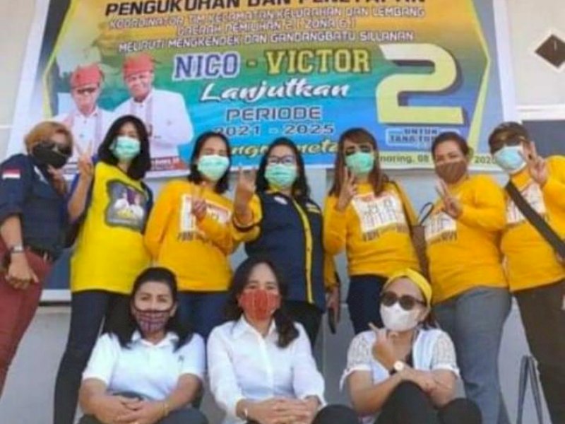 Foto Kadispar Tator yang viral gara-gara berlatar gambar paslon Nico-Victor.