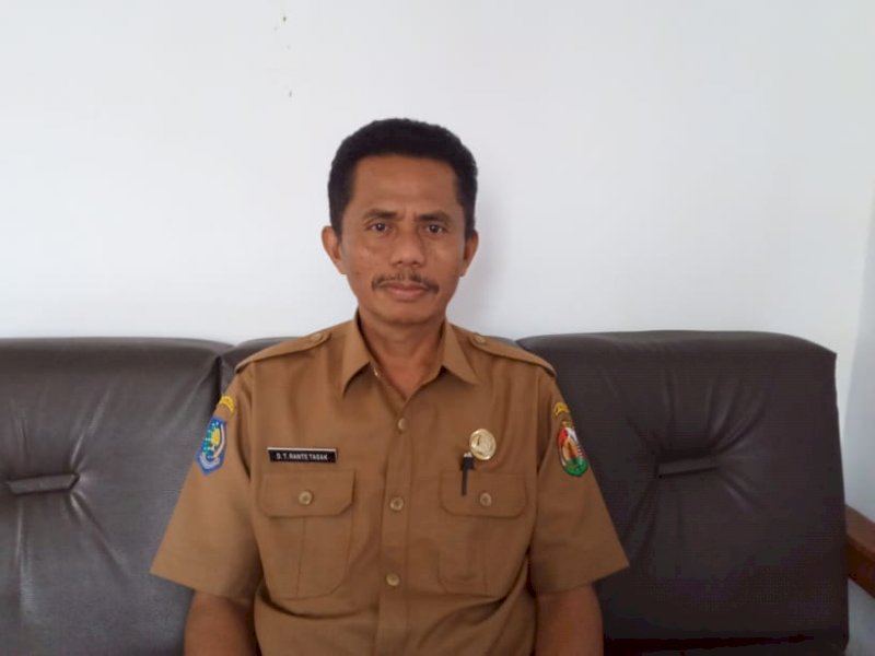 Kepala Badan Kesbangpol Torut D T Rante Tasak. 