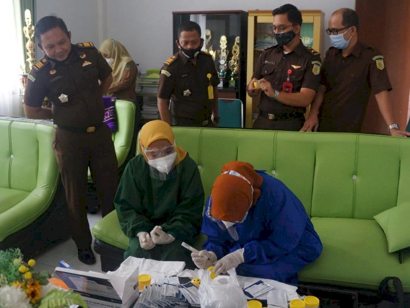 Tes Urine pegawai Kejari Lutra. 