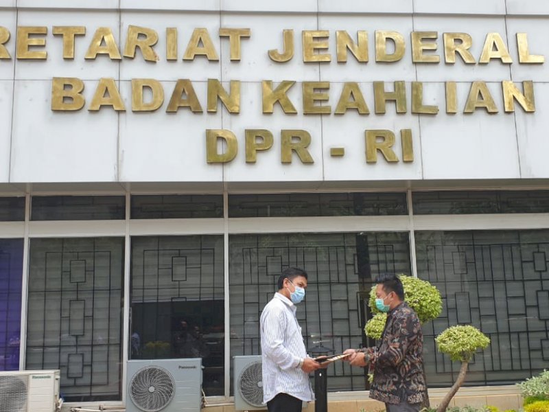Ketua DPRD Bulukumba Rijal saat menyerahkan surat penolakan ke DPR RI. 