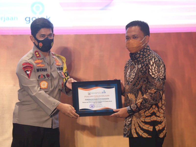 Bupati Bantaeng Ilham Azikin saat menerima penghargaan. 