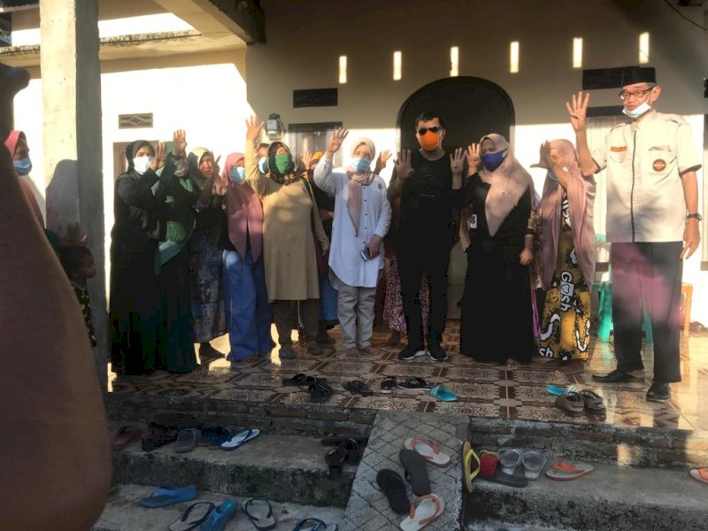 Salam 4 jari di Kajang. 