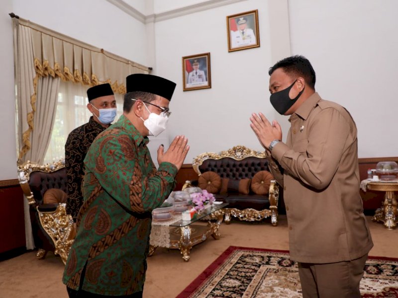 Kakanwil Kemenag Sulsel Khaeroni saat disambut Bupati Bantaeng Ilham Azikin. 