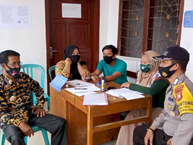 Bhabinkamtibmas di Bulukumba saat berkoordinasi dengan Pemerintah Desa. 
