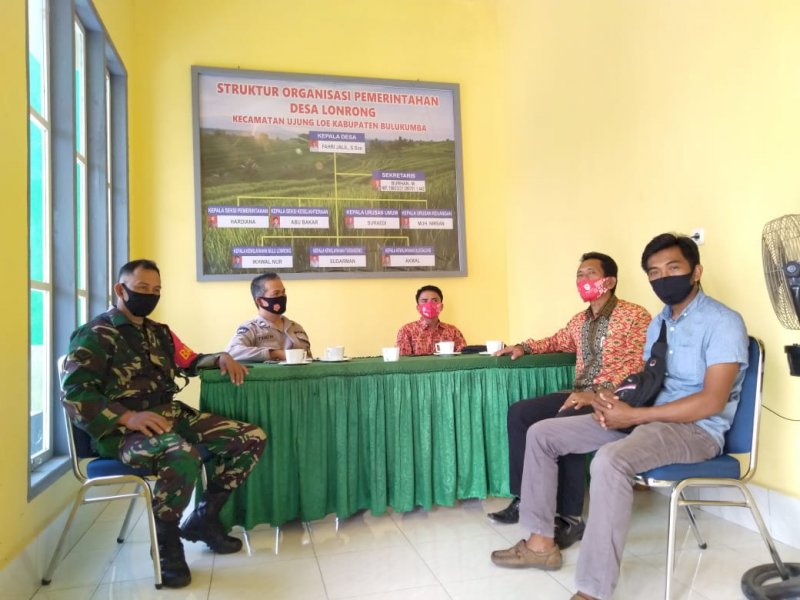 Bhabinkamtibmas di Bulukumba saat berkoordinasi dengan Pemerintah Desa. 