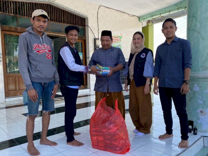 Kegiatan berbagi sandal Milea Asik