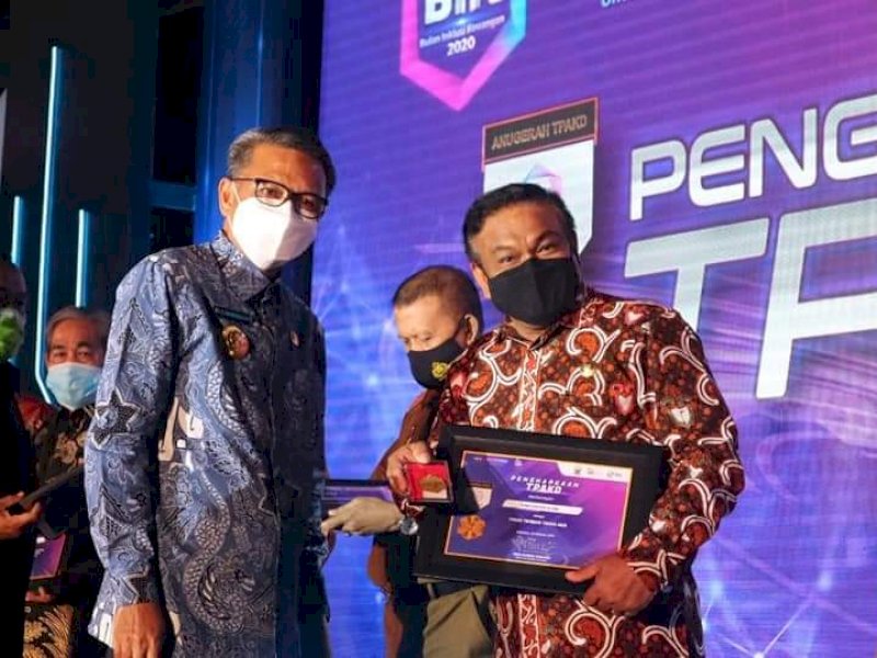 Bupati Bone Fashar Padjalangi saat menerima penghargaan TPKAD terbaik yang diserahkan Gubernur Sulsel Nurdin Abdullah
