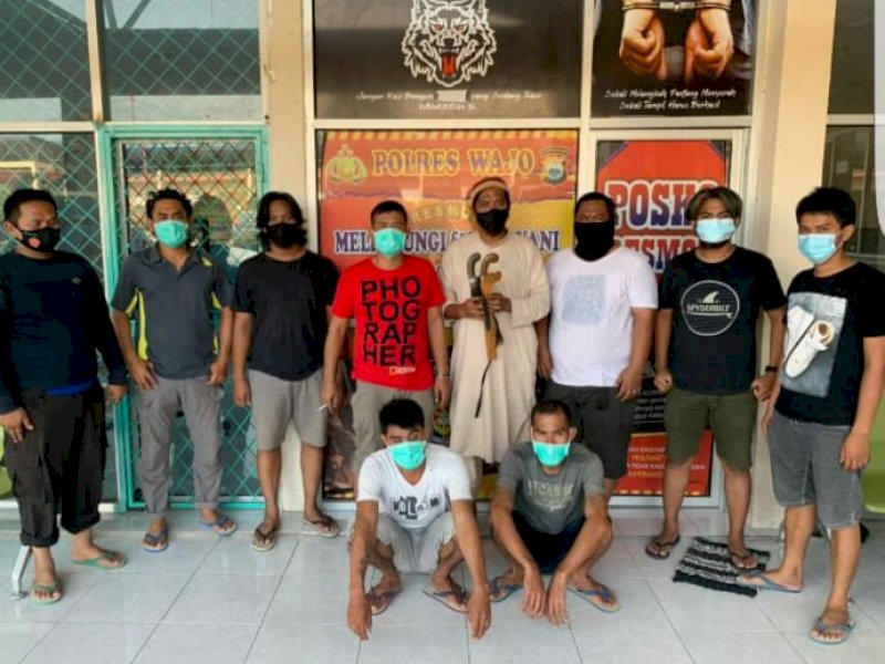 Pelaku pembunuhan di Wajo saat diamankan polisi. 