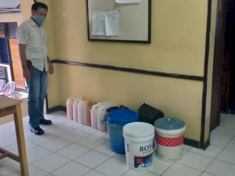 Miras jenis Ballo yang diamankan polisi. 