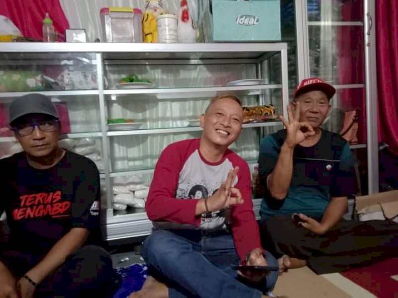 Camat Ujung Bulu Andi Ashady Oentoeng (tengah). 