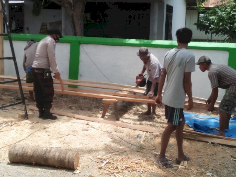 Bhabinkamtibmas di Bulukumba saat membantu warga. 