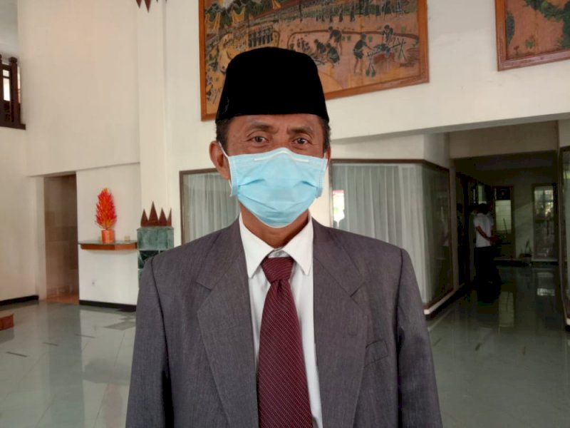 Kepala Badan Kesbangpol Torut D T Rante Tasak.