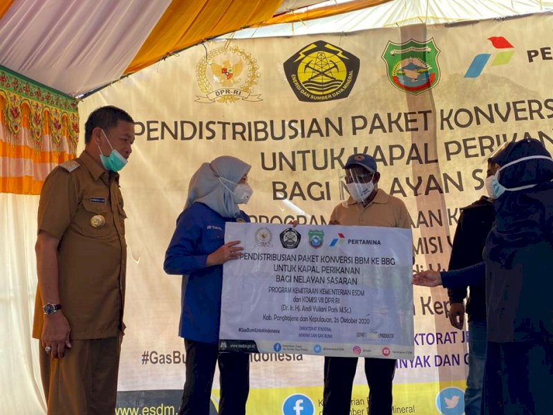 Andi Yuliani Paris saat menyerahkan bantuan di Pangkep. 