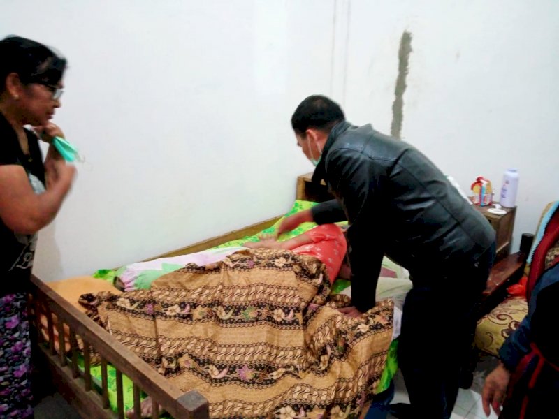 Zadrak Tombeg saat menjenguk warga yang sakit. 