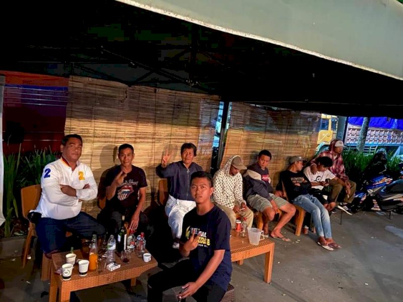 Alfian Andilolo berada di tengah tengah tim pemenangan Nivi dengan mengenakan kaus bernomor 2.