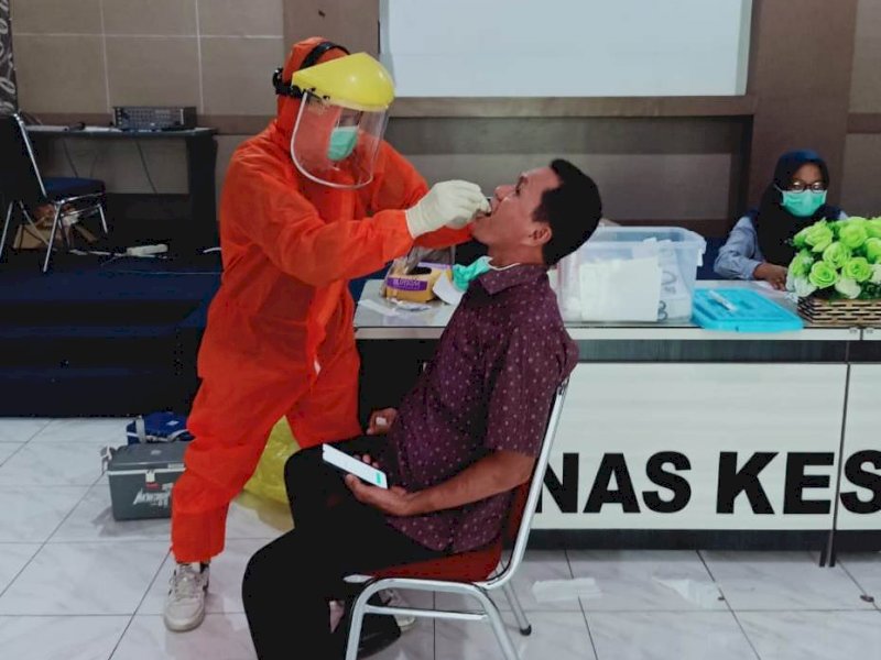 Swab test massal Satgas Covid-19 Lutra. 